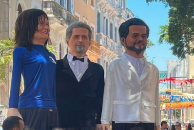 Wagner Moura e Kleber Mendonça Filho são homenageados com bonecos gigantes de Olinda 