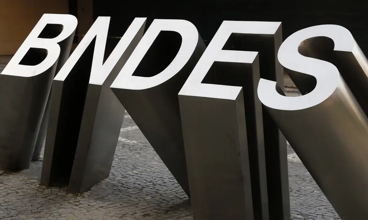 BNDES libera R$ 280 milhões para fábrica de baterias voltada à transição energética