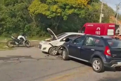 Acidente entre dois carros deixa motorista ferido na divisa entre Iguaba e São Pedro