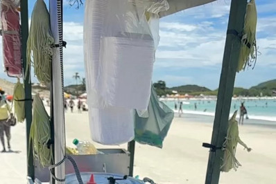 Comércio ambulante da Praia do Forte, em Cabo Frio, passa por fiscalização nesta quarta-feira (4)