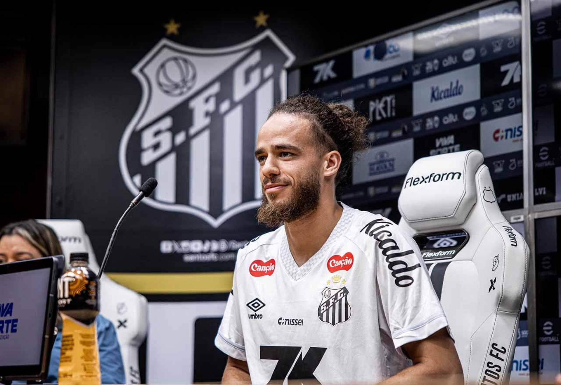 Santos vai pagar parte do sal&aacute;rio de Brahimi no Estrela Amadora