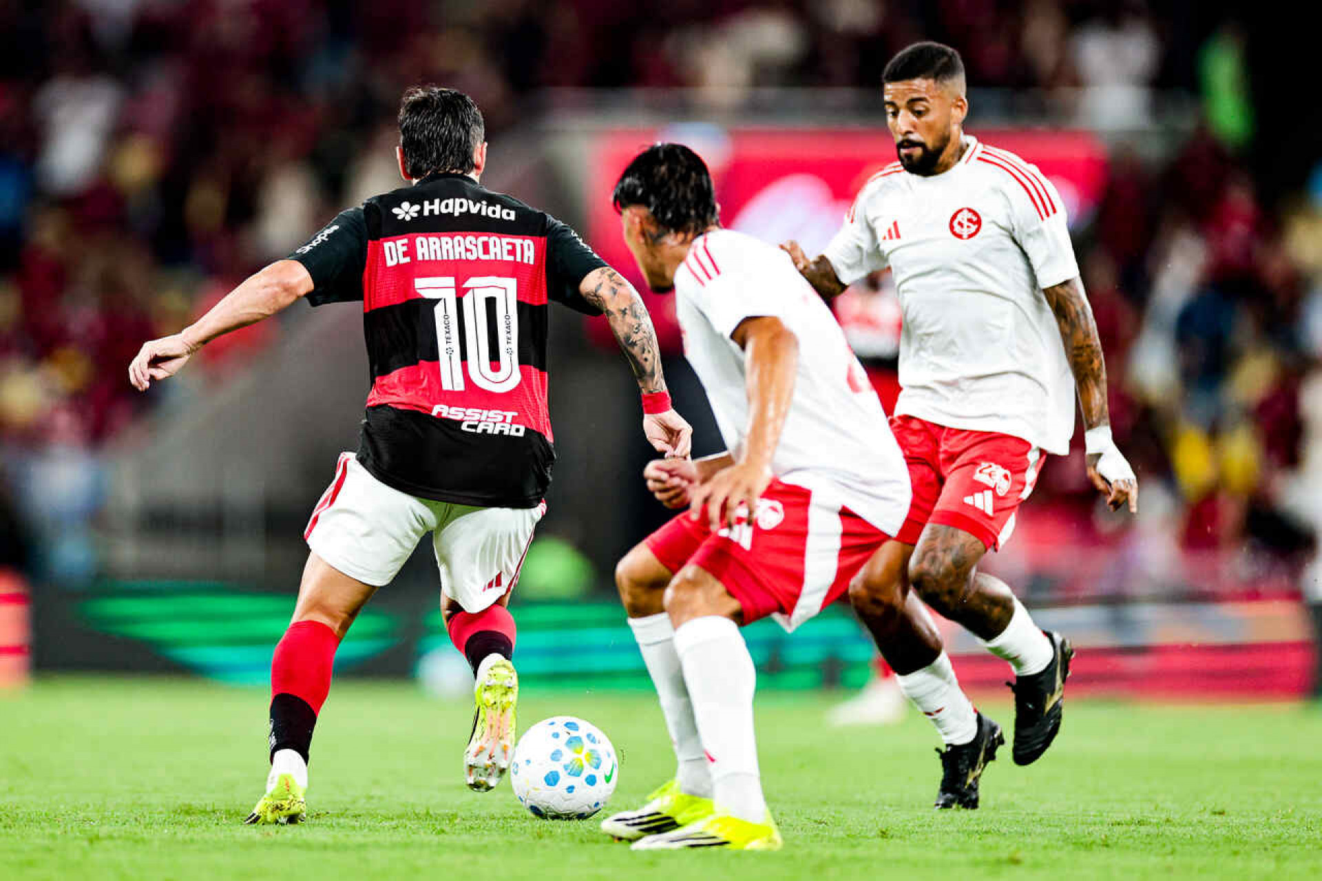 De Arrascaeta comenta vaias da torcida do Flamengo ap&oacute;s empate