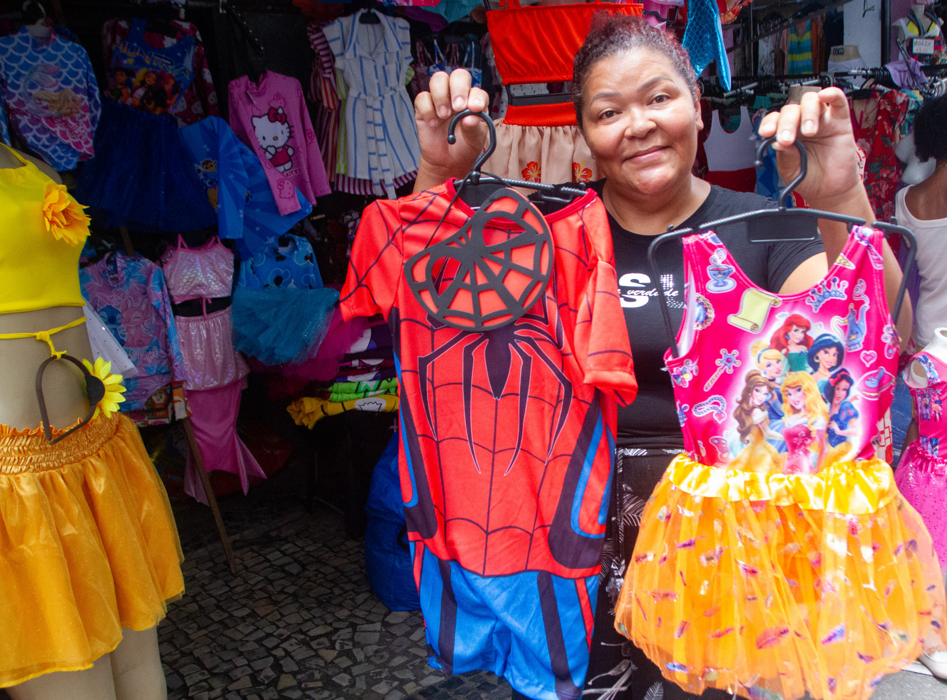 Na foto, a vendedora V&acirc;nia da Silva mostra fantasias infantis para o Carnaval - &Eacute;rica Martin/Ag&ecirc;ncia O Dia