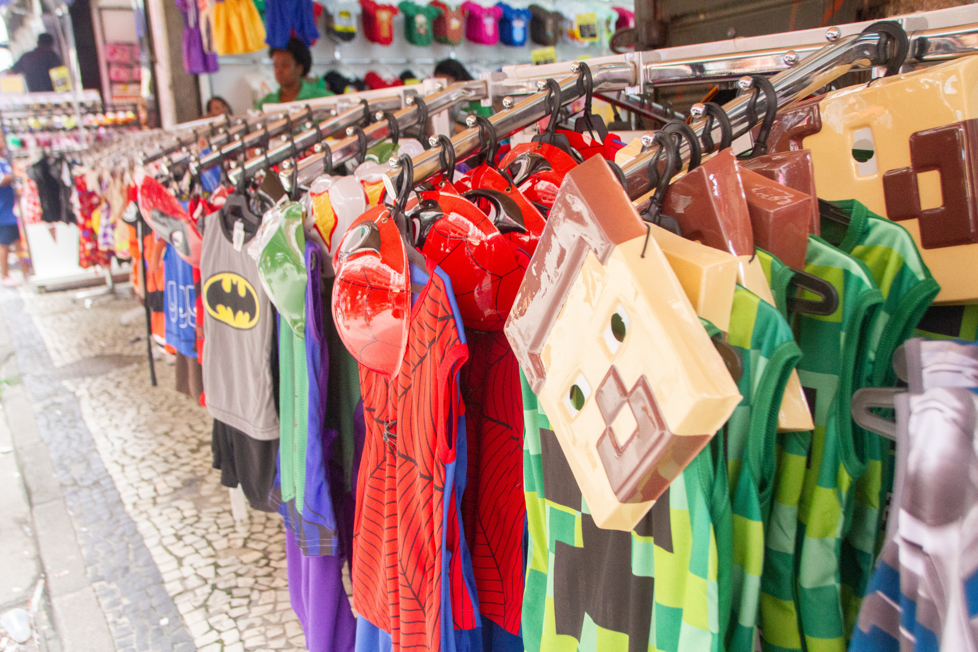 Fantasias infantis est&atilde;o &agrave; venda em lojas da Saara, no Centro do Rio - &Eacute;rica Martin/Ag&ecirc;ncia O Dia