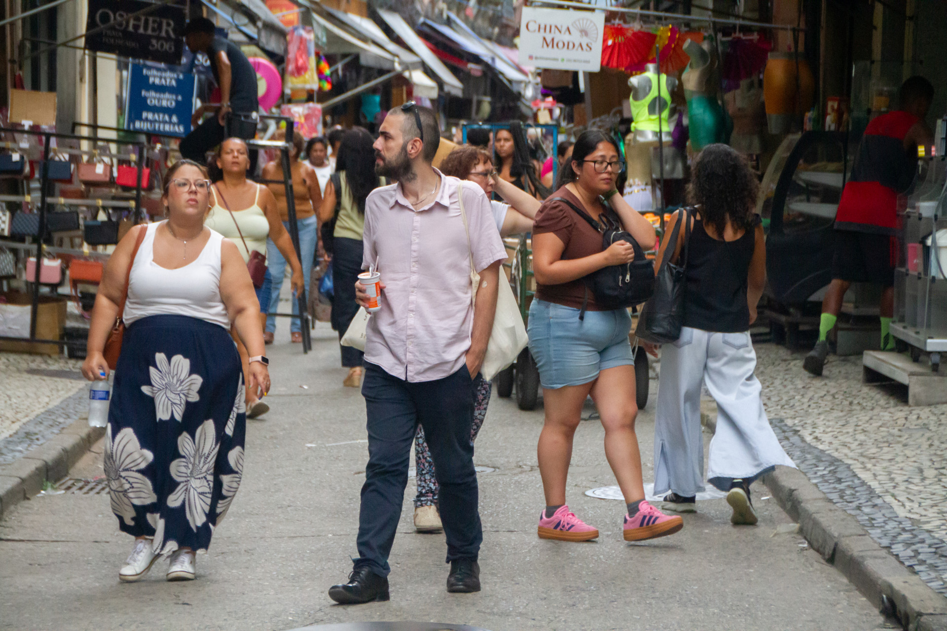 Movimenta&ccedil;&atilde;o de compras para o Carnaval na Saara, Centro do Rio, na tarde desta quarta-feira (4) - &Eacute;rica Martin/Ag&ecirc;ncia O Dia