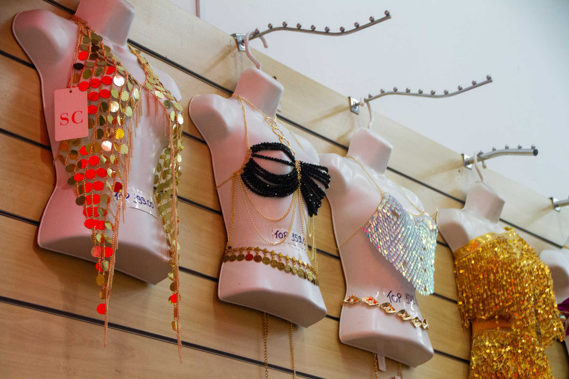 Tops de lantejoulas viram tend&ecirc;ncia nas lojas da Saara, no Centro do Rio - &Eacute;rica Martin/Ag&ecirc;ncia O Dia