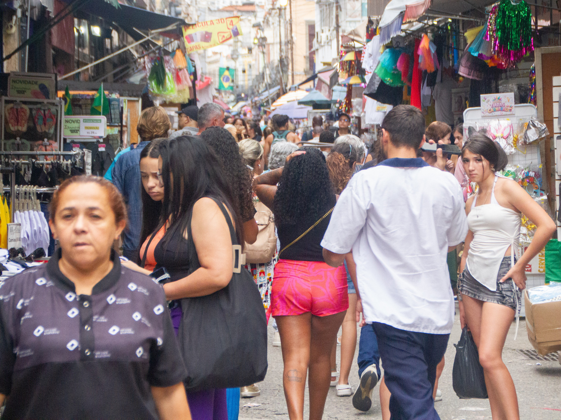 Movimenta&ccedil;&atilde;o de compras para o Carnaval na Saara, Centro do Rio, na tarde desta quarta-feira (4) - &Eacute;rica Martin/Ag&ecirc;ncia O Dia