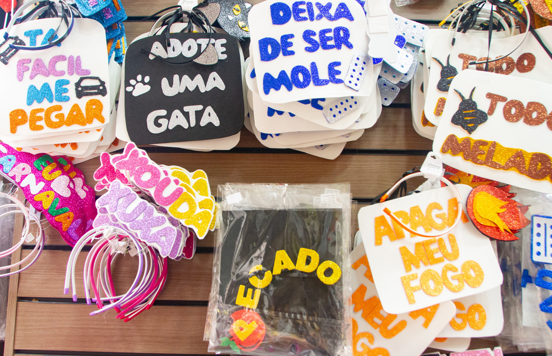 Na Saara, foli&otilde;es encontram itens diversos para aproveitar o Carnaval  - &Eacute;rica Martin/Ag&ecirc;ncia O Dia