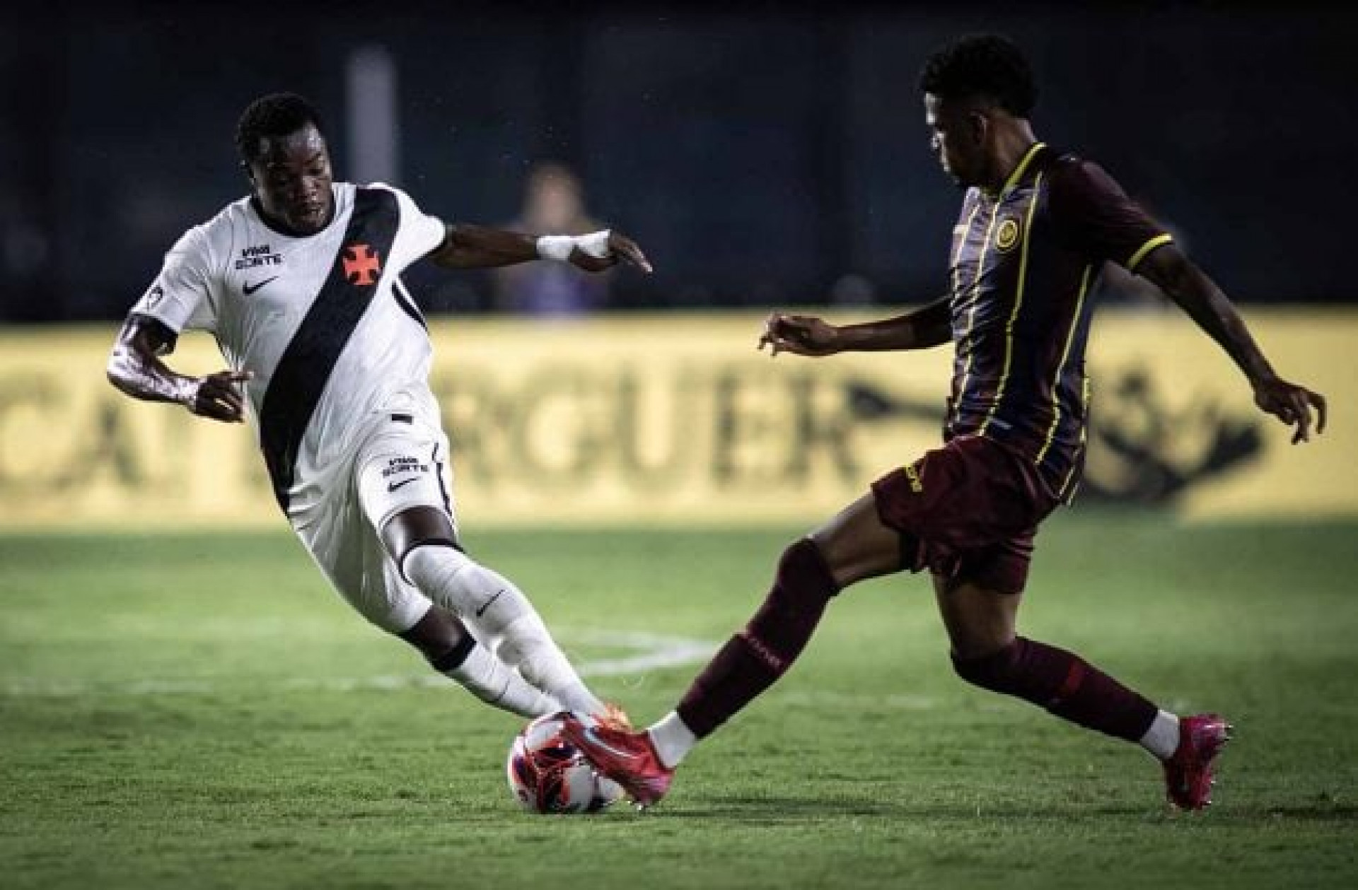 Ferj divulga &aacute;udio do VAR em poss&iacute;vel p&ecirc;nalti para o Vasco contra Madureira