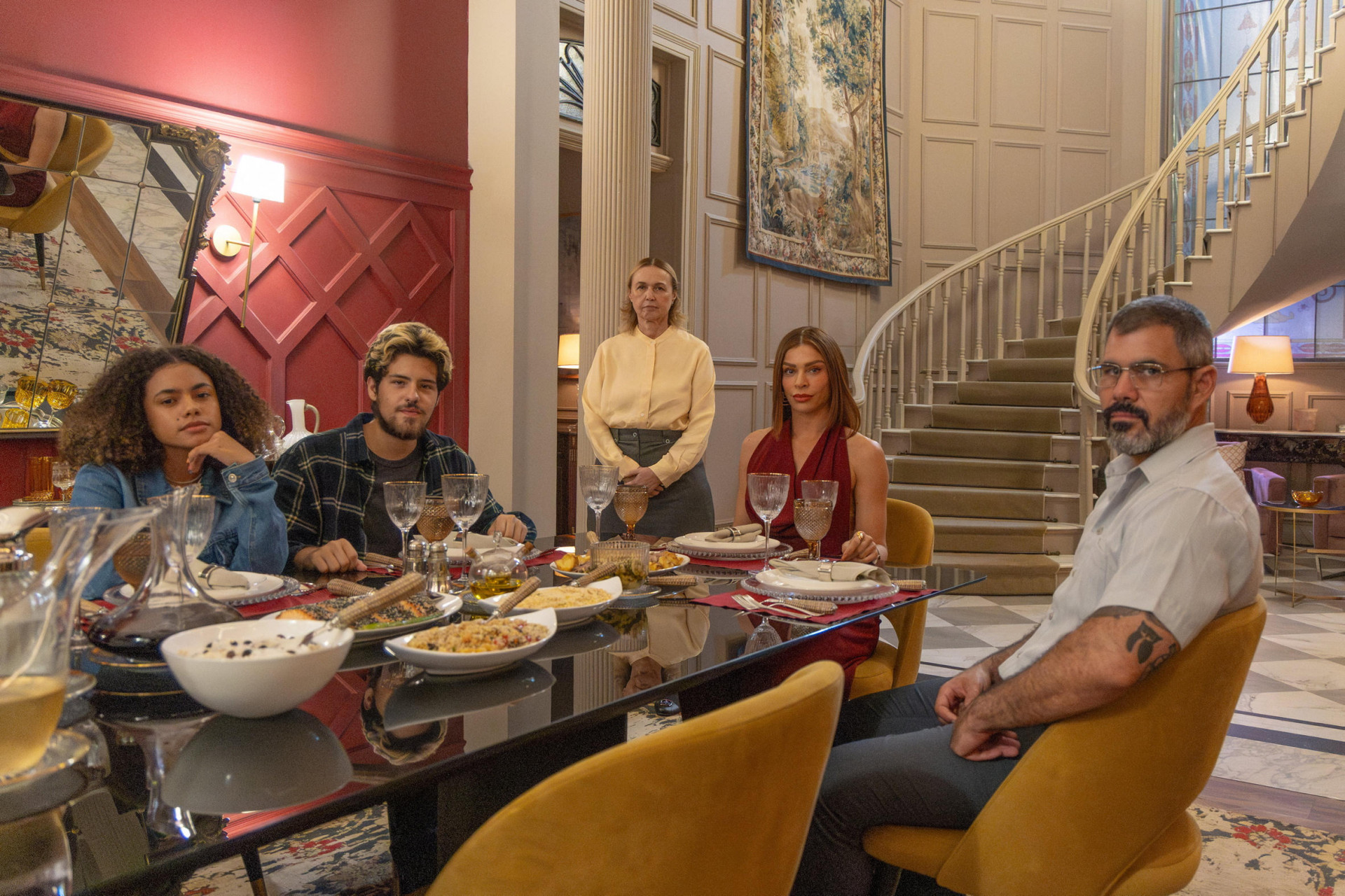 'Três Graças': Arminda (Grazi Massafera) mostra crueldade em jantar com Raul (Paulo Mendes), Joélly (Alana Cabral) e Jorginho (Juliano Cazarré) - TV Globo / Beatriz Damy