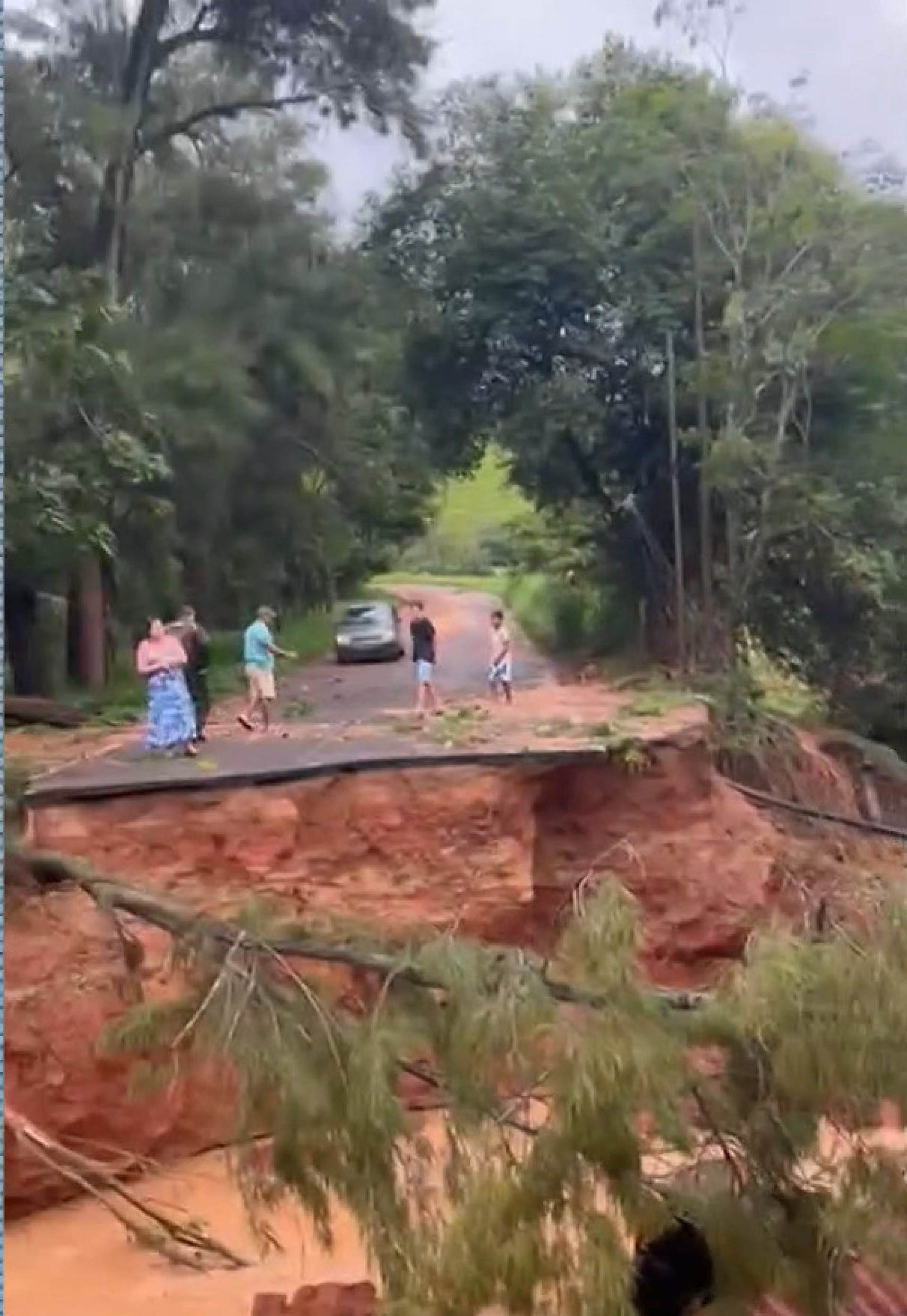 Trecho da RJ-152 que liga Duas Barras a Itaocara e Euclidel&acirc;ndia est&aacute; totalmente interditado
 - Reprodu&ccedil;&atilde;o / TV Globo