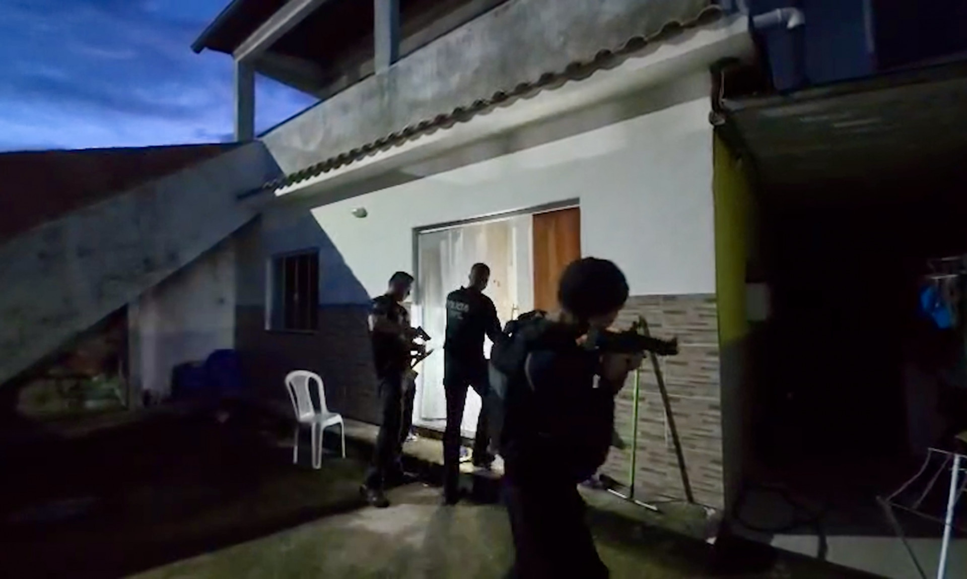 Equipes realizam operação desde as primeiras horas da manhã desta quarta - Divulgação / Governo do Rio