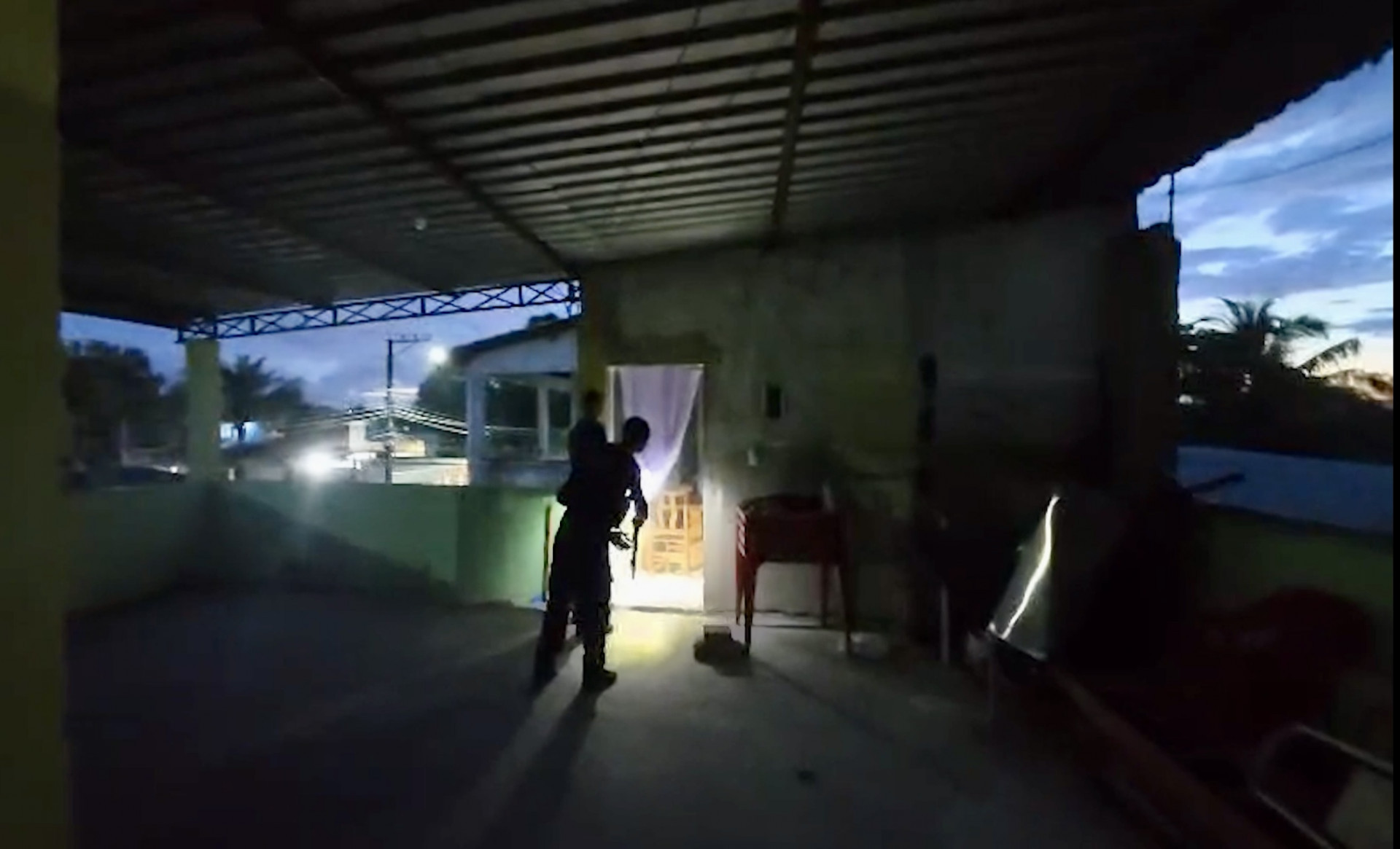 Equipes realizam operação desde as primeiras horas da manhã desta quarta - Divulgação / Governo do Rio