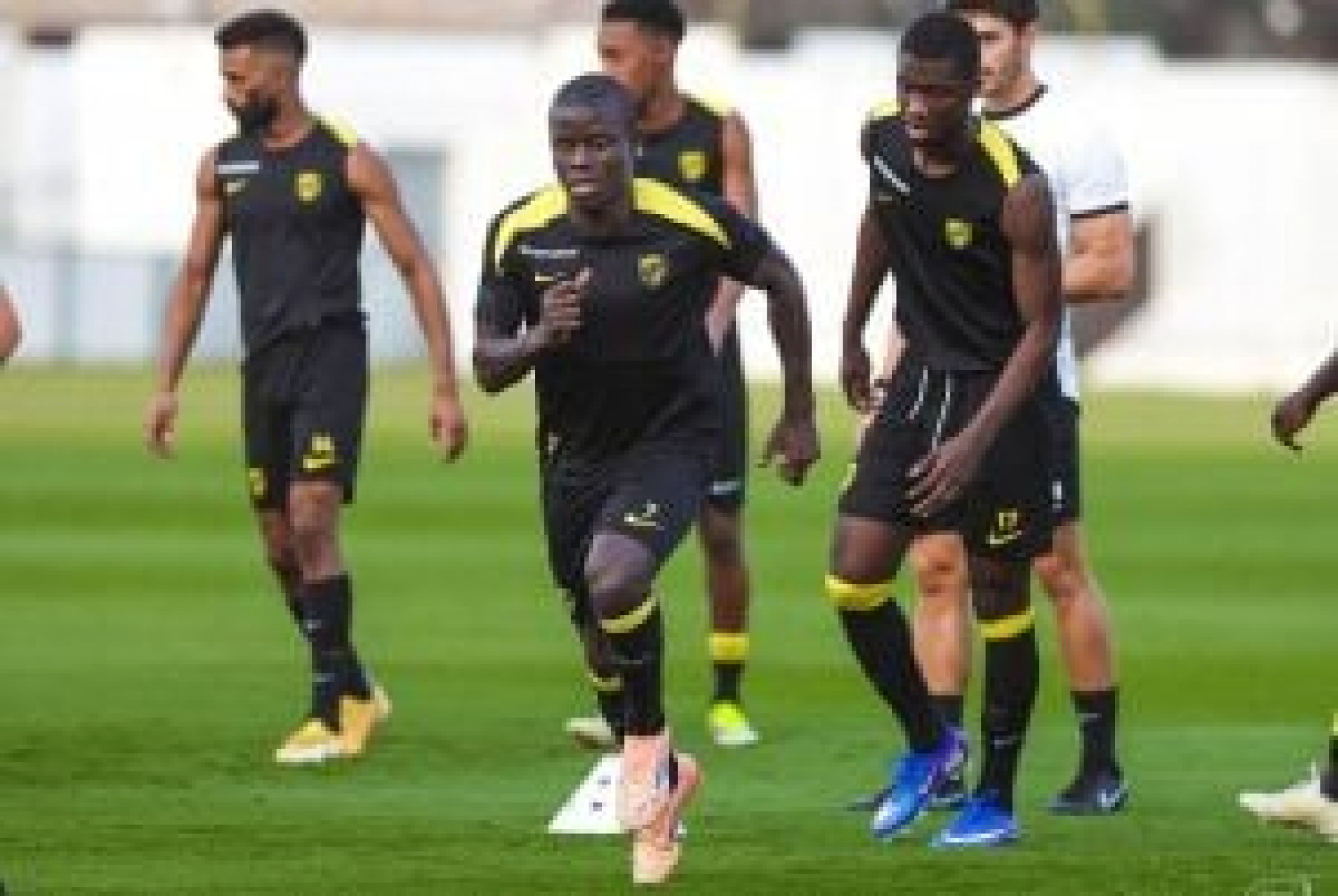 Depois de muita novela, Kant&eacute; troca o Al Ittihad pelo Fenerbah&ccedil;e