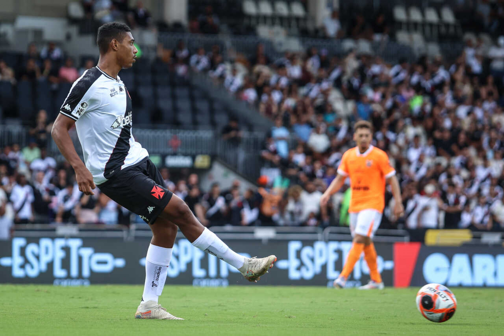 Vasco libera Lyncon, e zagueiro atuar&aacute; por empr&eacute;stimo pelo CRB