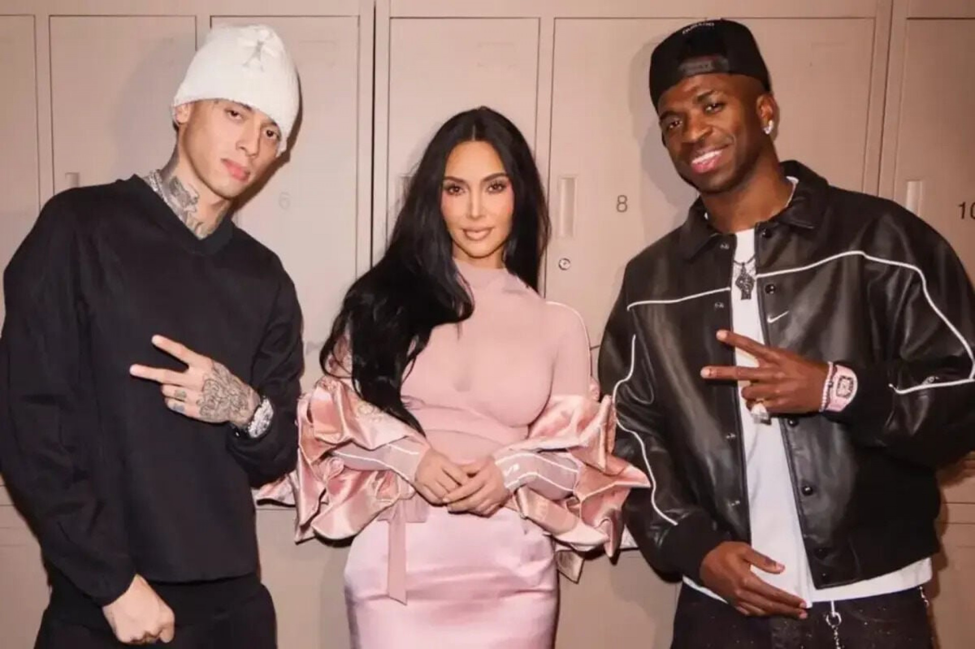 Vini Jr &eacute; acompanhado por Kim Kardashian em evento de lan&ccedil;amento de loja da Nike
