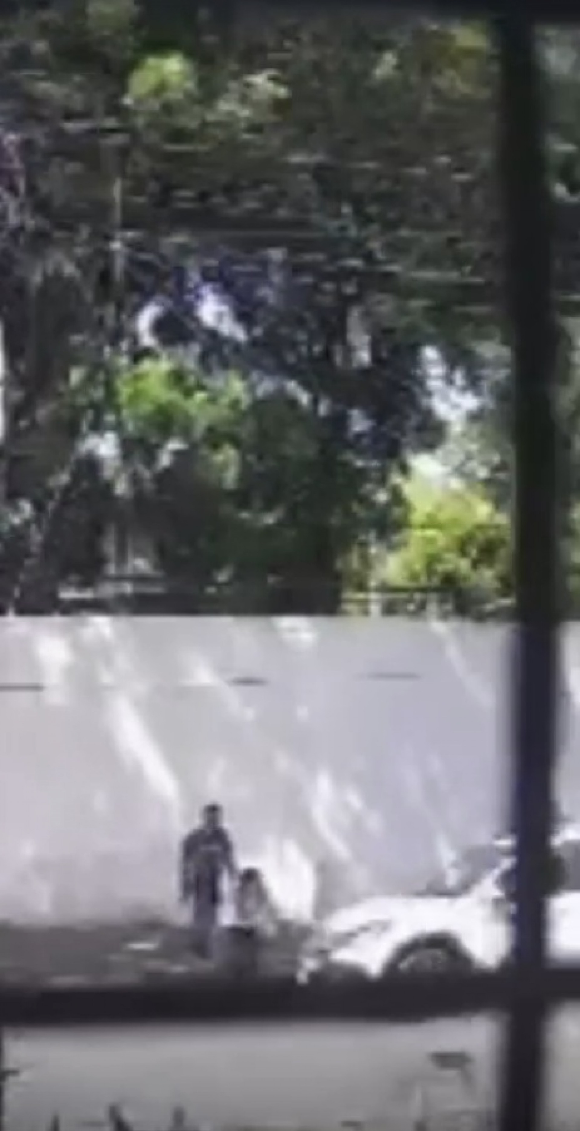 Uma c&acirc;mera de monitoramento registrou o momento em que Wagner atira em Amanda - Reprodu&ccedil;&atilde;o