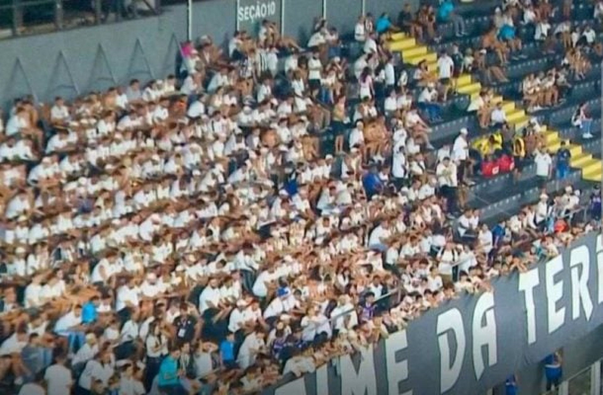 Torcida do Santos faz protesto e passa o primeiro tempo de cl&aacute;ssico em sil&ecirc;ncio