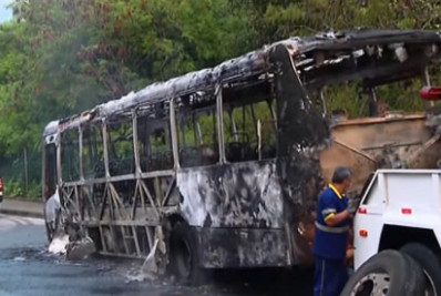 Ônibus pega fogo na Barra da Tijuca 