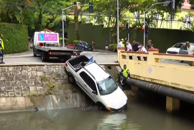 Motorista cai com carro em canal no Leblon e entrevista impressiona: 'Fiquei rindo'