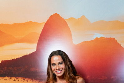 Viviane Araújo recebe faixa de musa de camarote