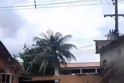 Vídeos: rompimento em tubulação da ETA Guandu alaga casas e destrói carros na Baixada