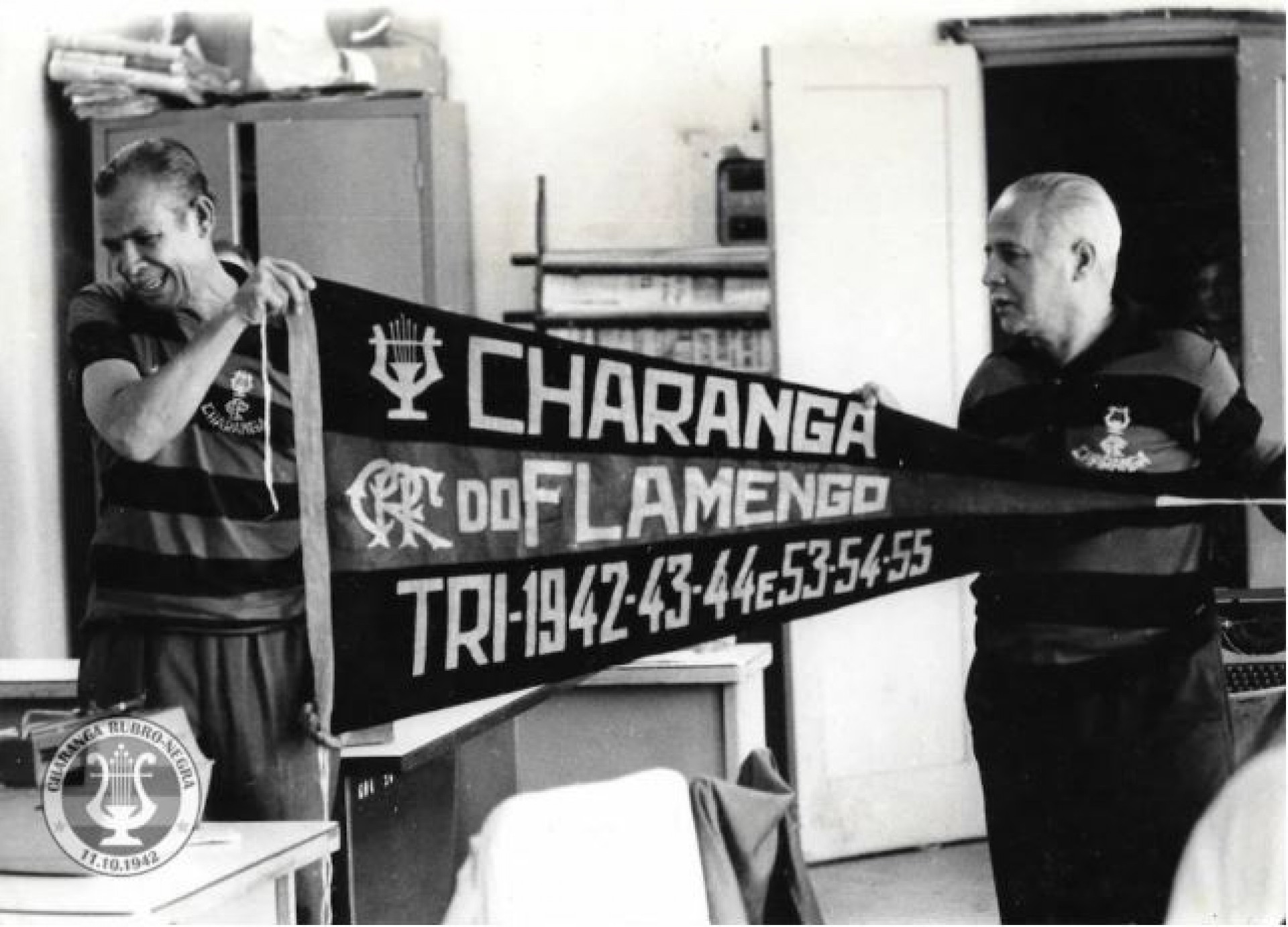 Jaime de Carvalho na direita, com seu grande amigo Ernesto Escovino, no comec?o dos anos 1970, na Charanga do Flamengo - FLA NA&Ccedil;&Atilde;O VVP