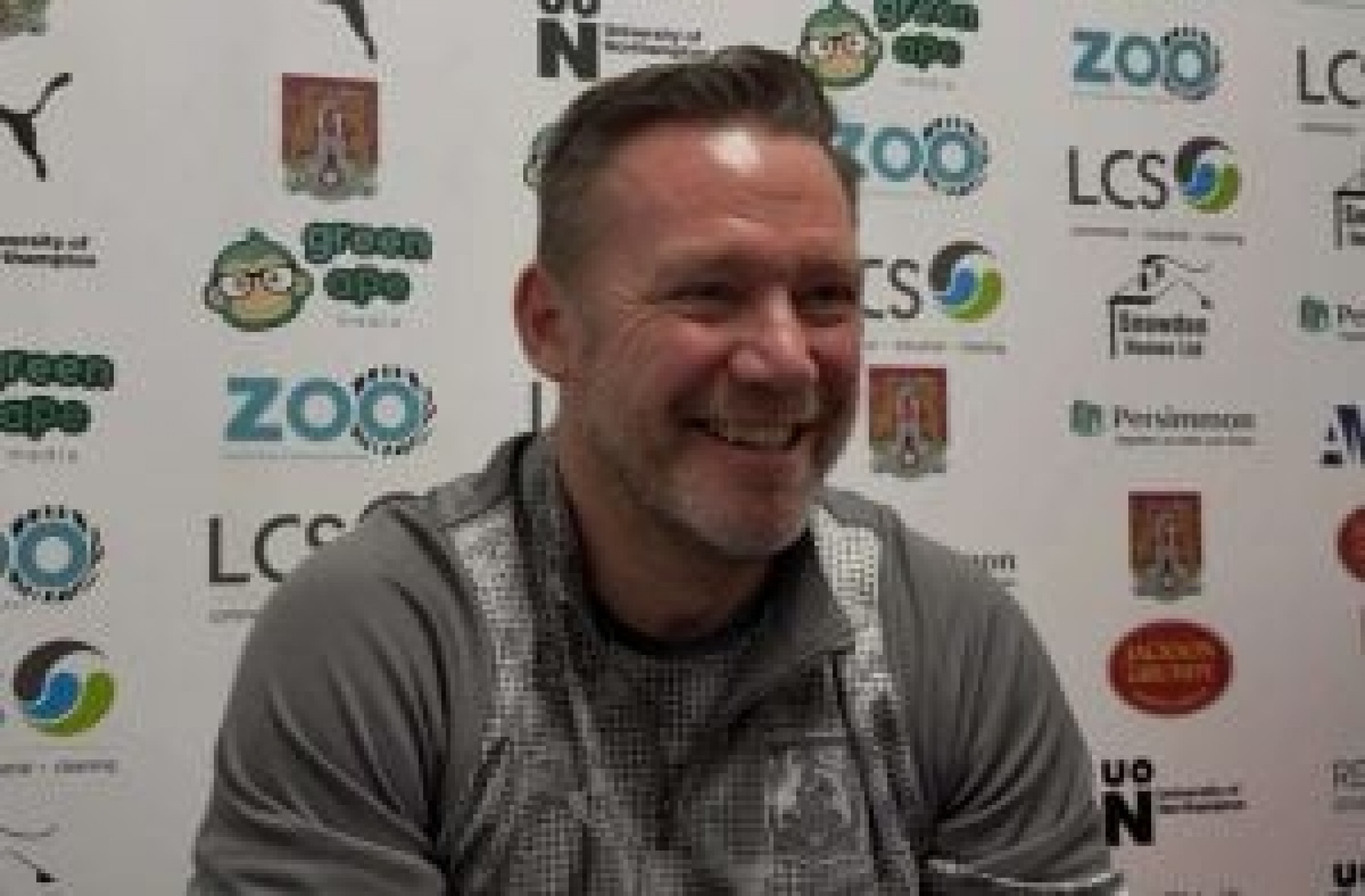 Bizarro! Jogador &eacute; anunciado, mas esquece de assinar contrato e mela transfer&ecirc;ncia