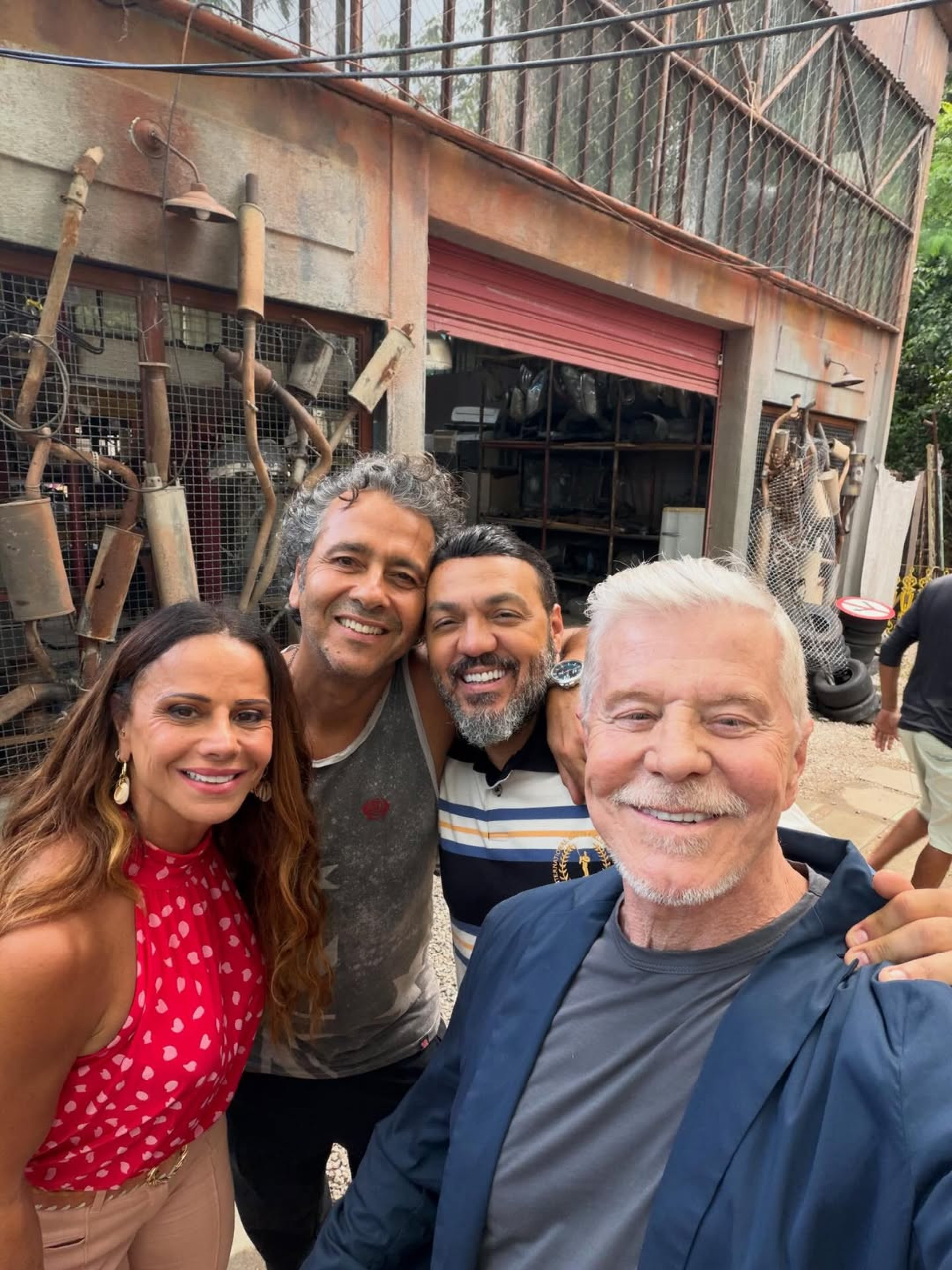 Viviane Araujo, Miguel Falabella, Marcos Palmeira e Belo posaram juntos nos bastidores de 'Três Graças' - Reprodução / Instagram