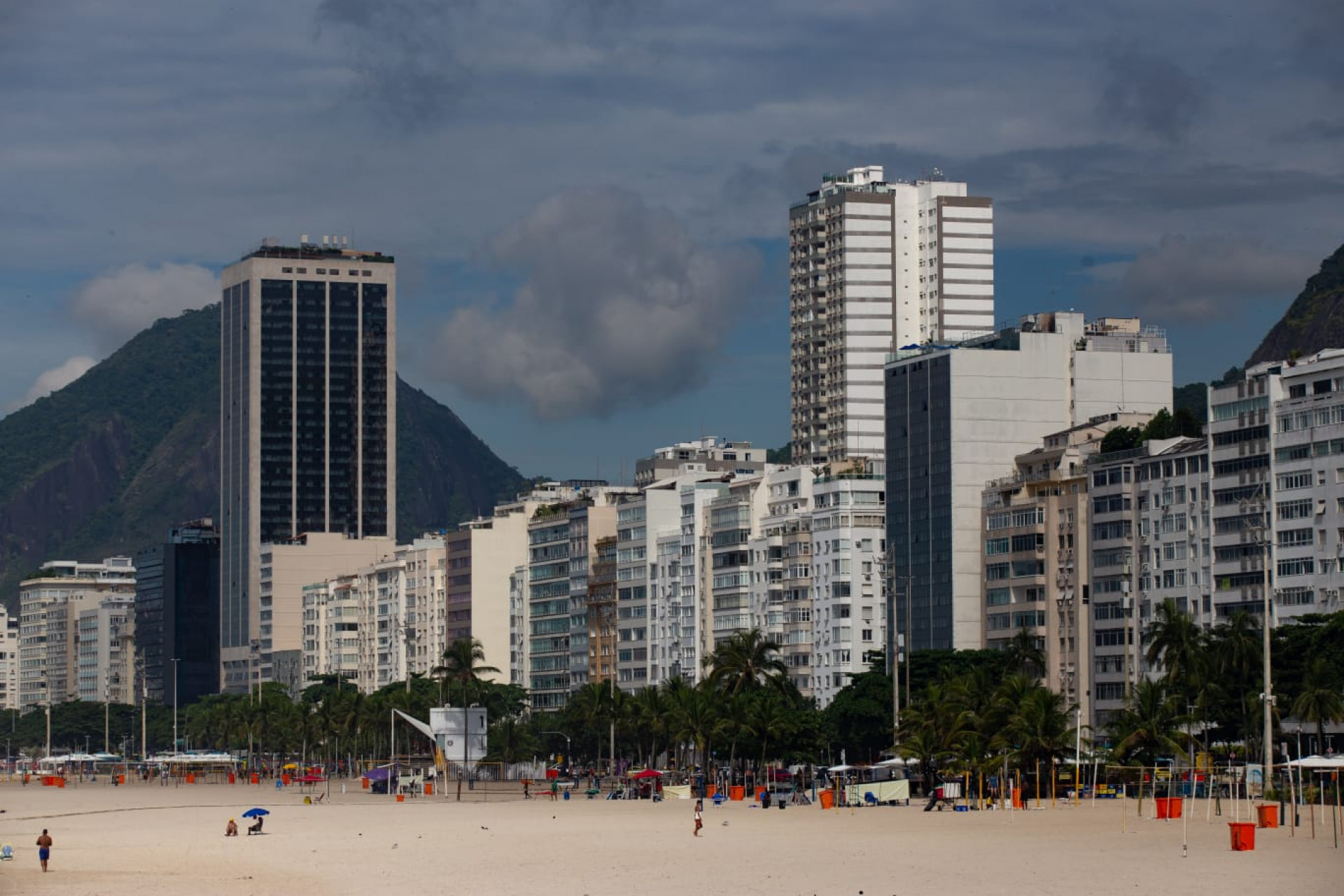 Sol apareceu entre nuvens e levou cariocas à praia na manhã desta quinta-feira (5) - Érica Martin/Agência O DIA