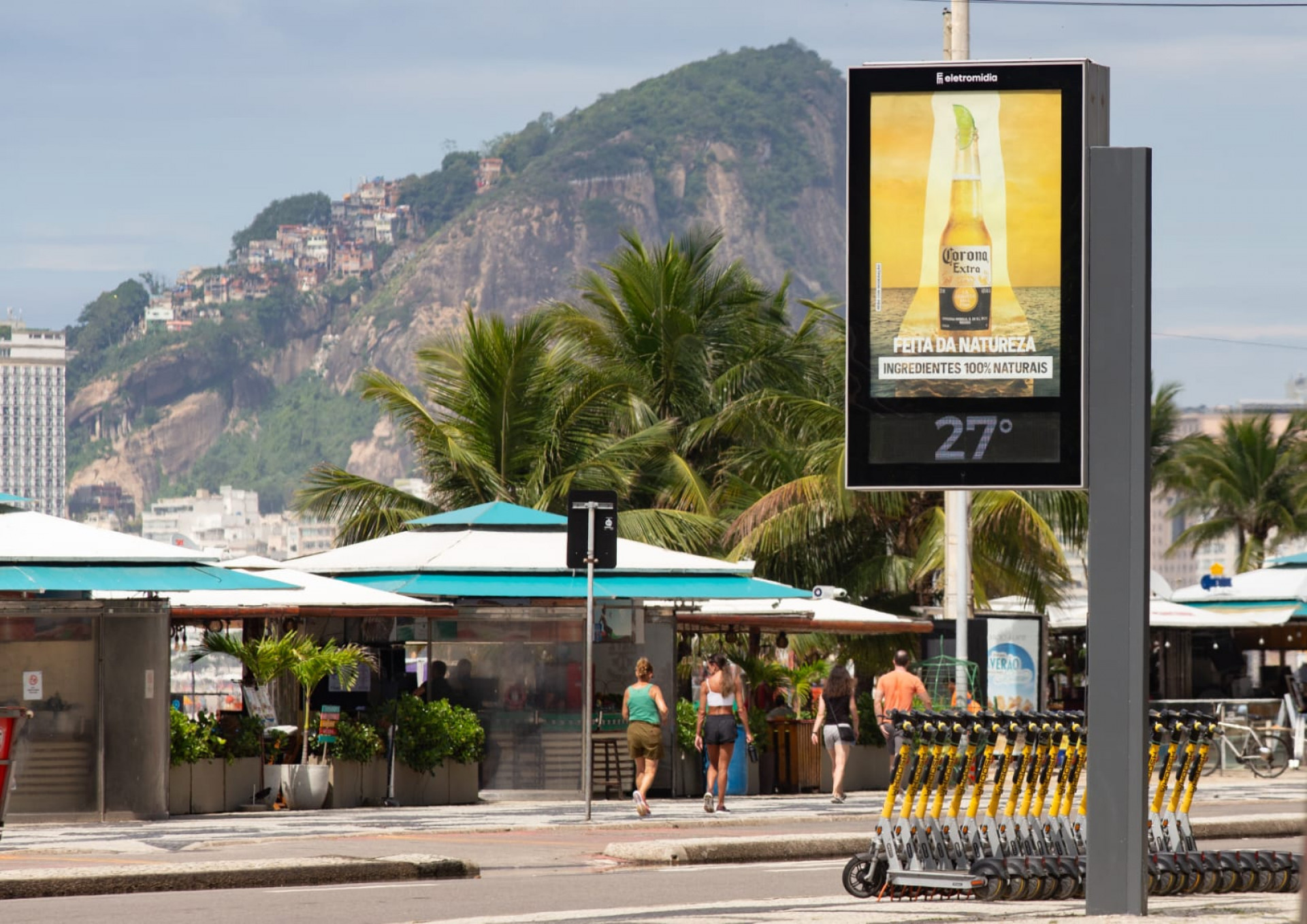 Sol apareceu entre nuvens e levou cariocas à praia na manhã desta quinta-feira (5) - Érica Martin/Agência O DIA
