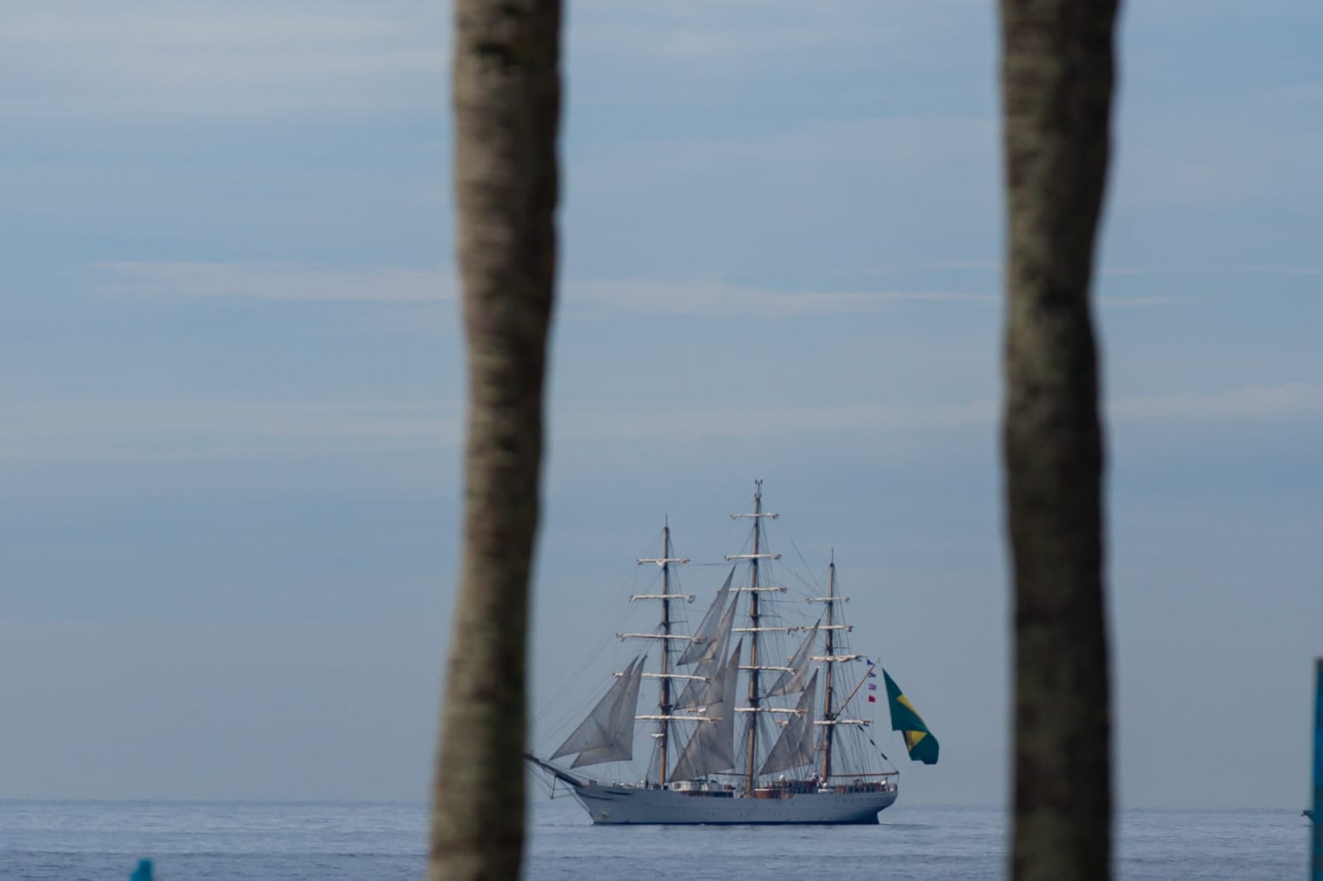 Sol apareceu entre nuvens e levou cariocas à praia na manhã desta quinta-feira (5) - Érica Martin/Agência O DIA
