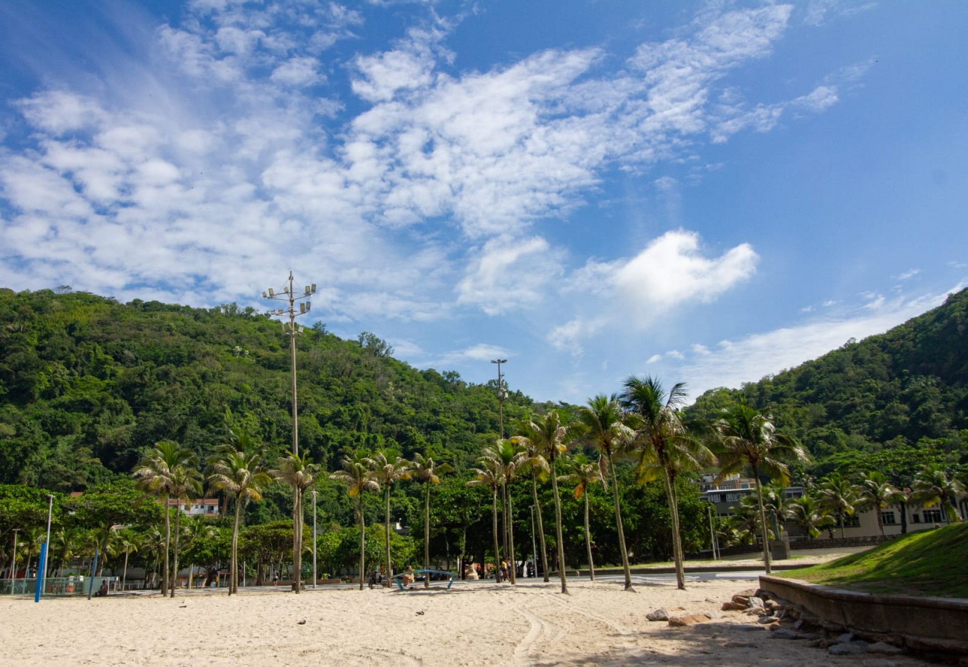 Sol apareceu entre nuvens e levou cariocas à praia na manhã desta quinta-feira (5) - Érica Martin/Agência O DIA