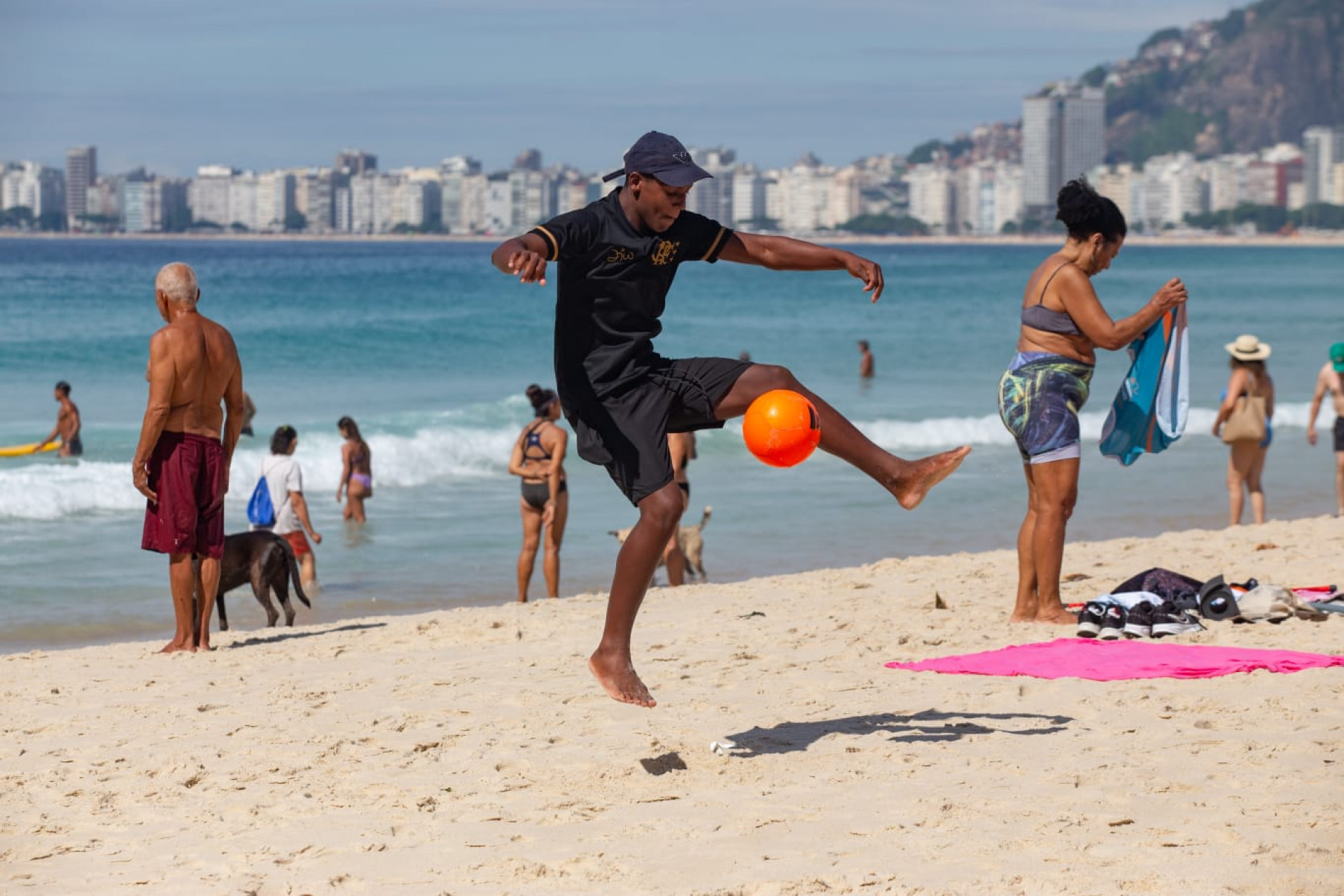 Sol apareceu entre nuvens e levou cariocas à praia na manhã desta quinta-feira (5) - Érica Martin/Agência O DIA