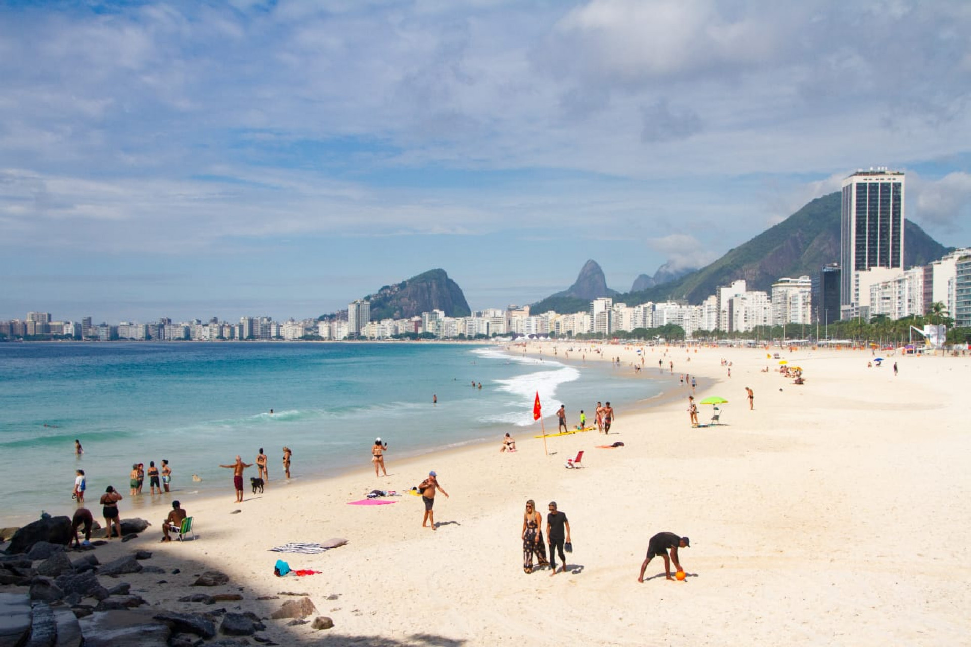 Sol apareceu entre nuvens e levou cariocas à praia na manhã desta quinta-feira (5) - Érica Martin/Agência O DIA