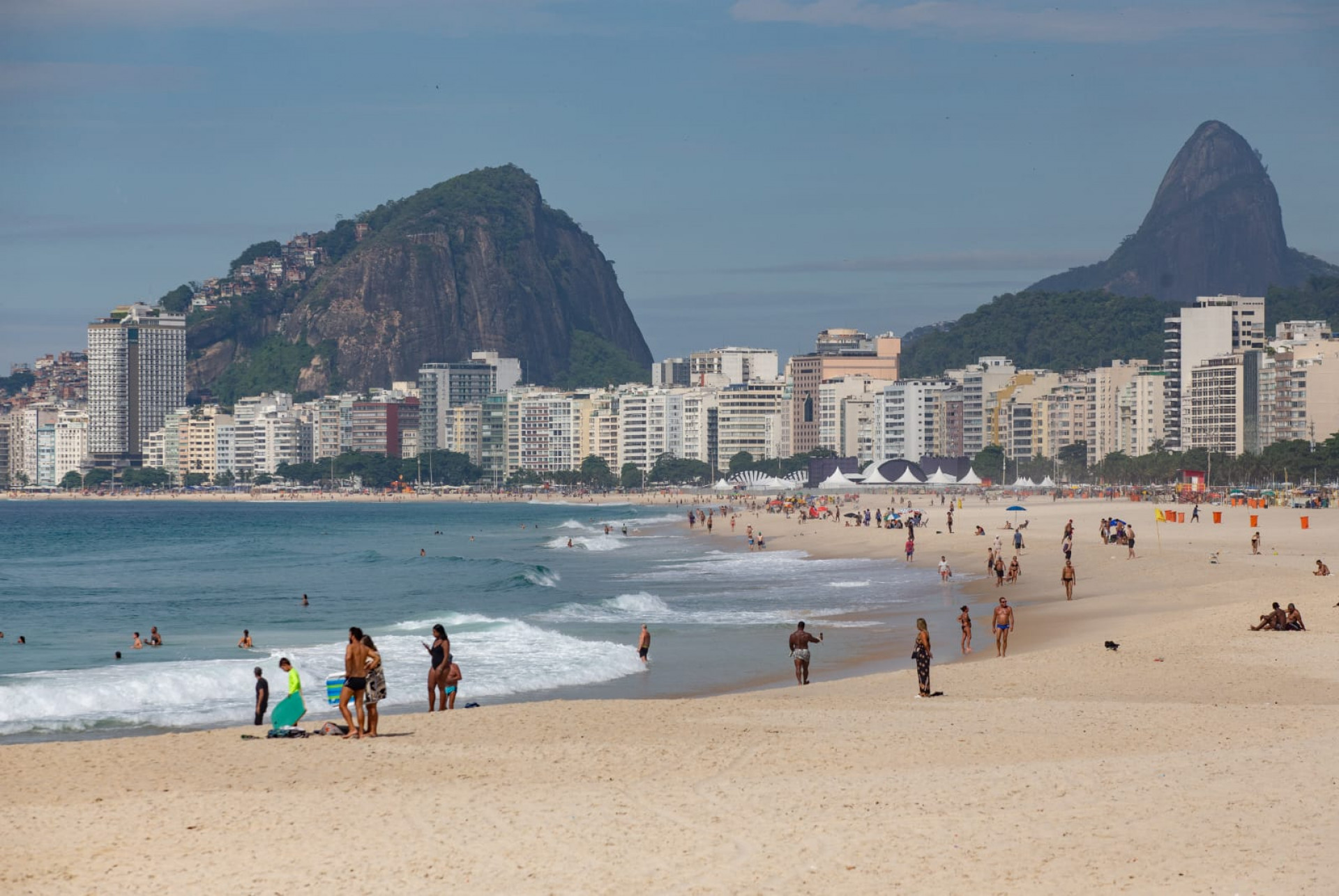 Sol apareceu entre nuvens e levou cariocas à praia na manhã desta quinta-feira (5) - Érica Martin/Agência O DIA