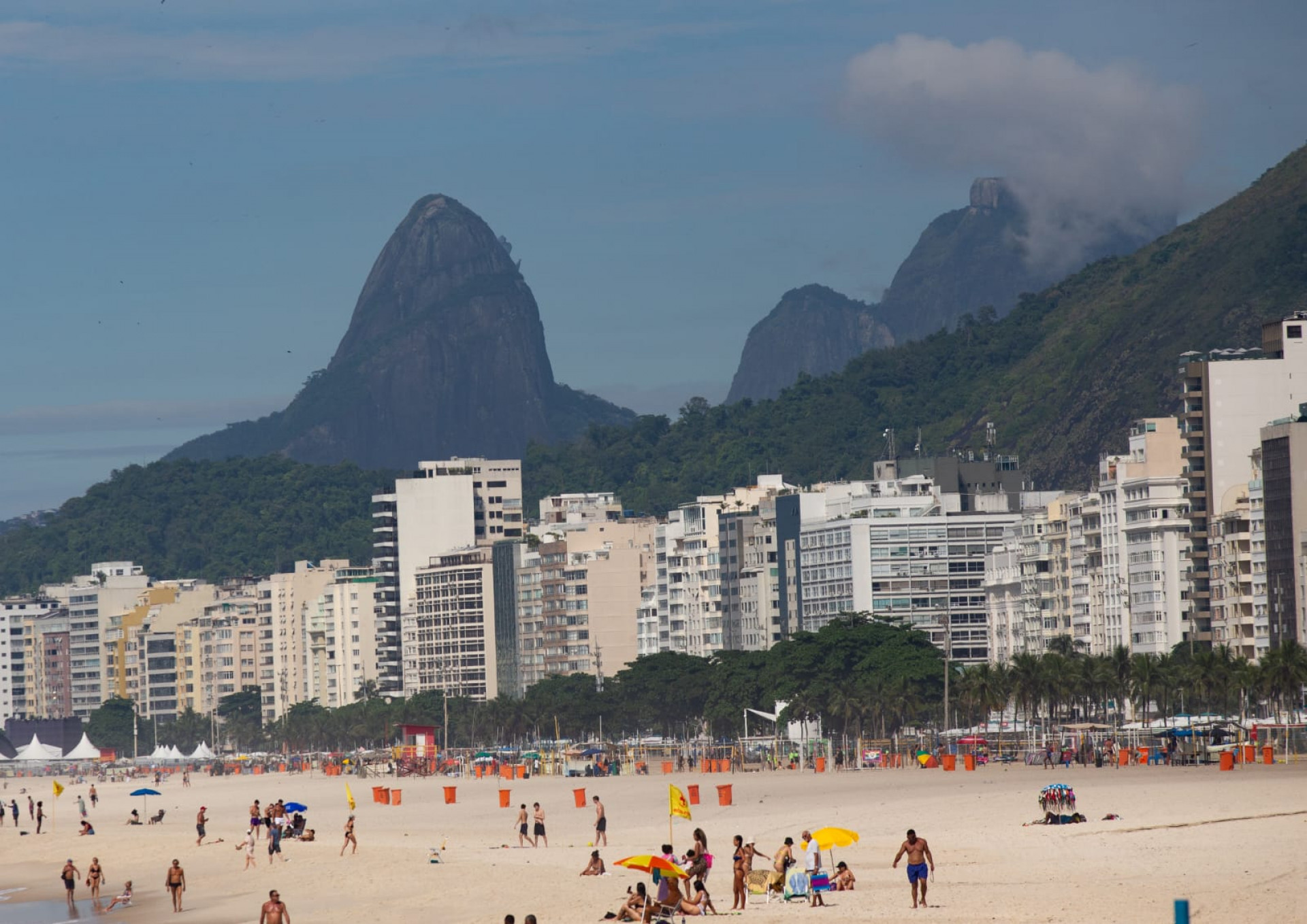 Sol apareceu entre nuvens e levou cariocas à praia na manhã desta quinta-feira (5) - Érica Martin/Agência O DIA