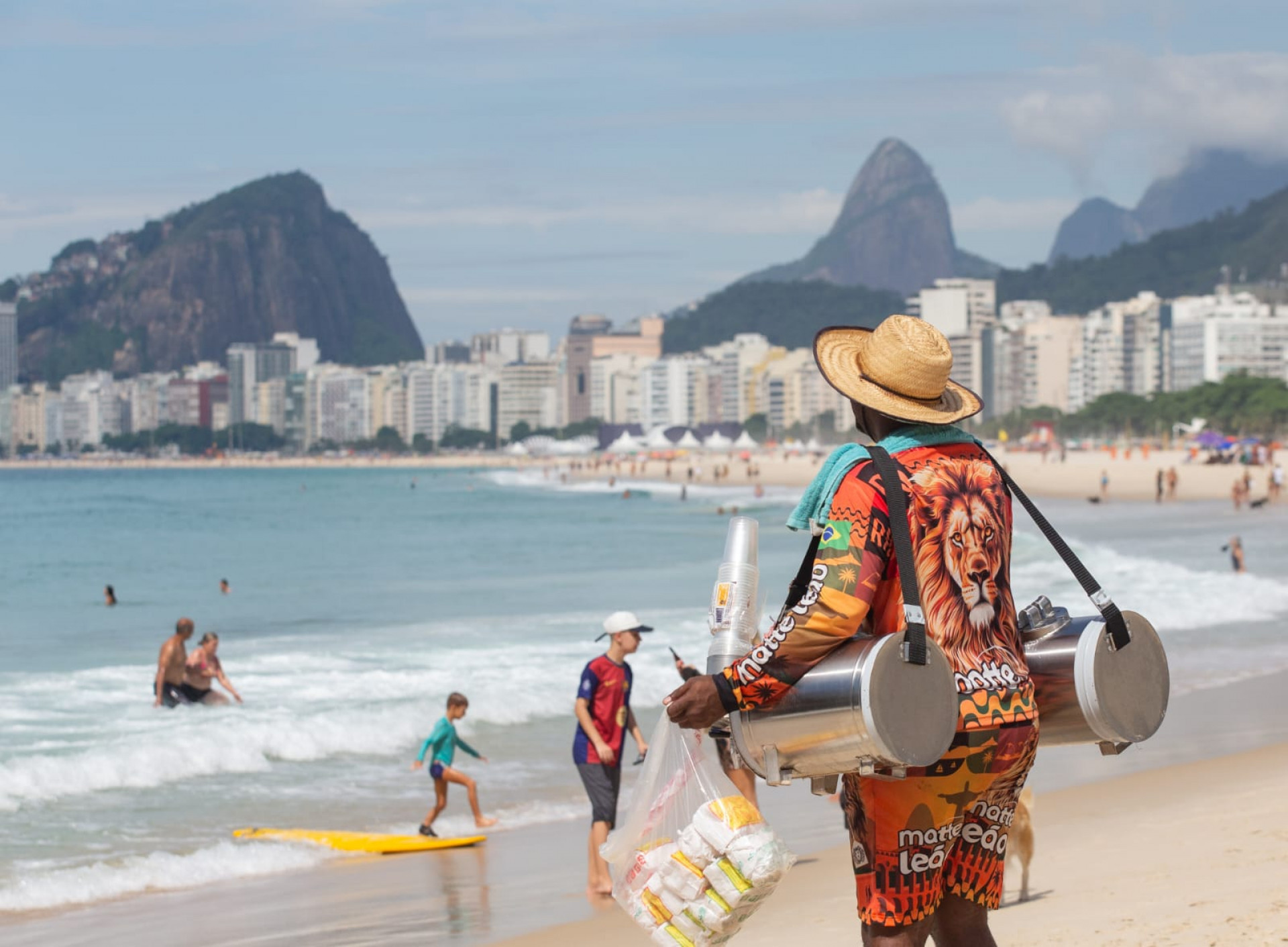 Sol apareceu entre nuvens e levou cariocas à praia na manhã desta quinta-feira (5) - Érica Martin/Agência O DIA