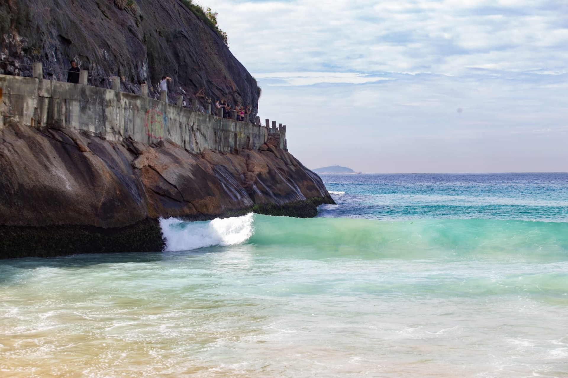 Sol apareceu entre nuvens e levou cariocas à praia na manhã desta quinta-feira (5) - Érica Martin/Agência O DIA
