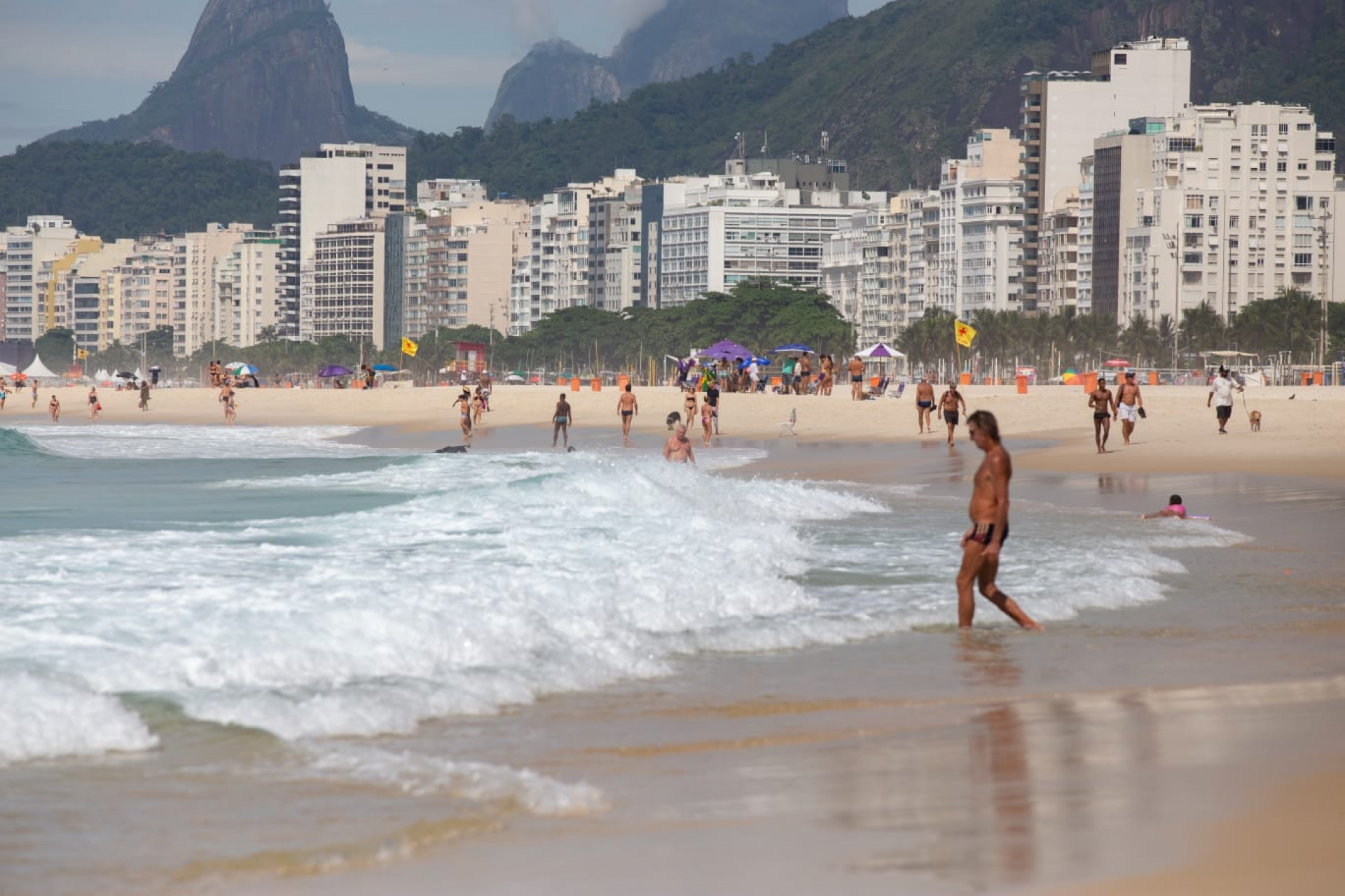 Sol apareceu entre nuvens e levou cariocas à praia na manhã desta quinta-feira (5) - Érica Martin/Agência O DIA