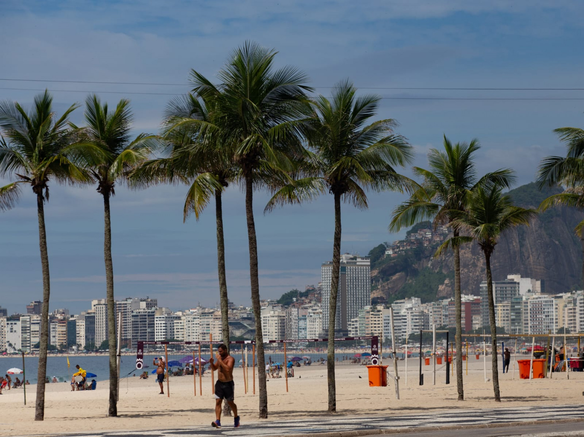 Sol apareceu entre nuvens e levou cariocas à praia na manhã desta quinta-feira (5) - Érica Martin/Agência O DIA