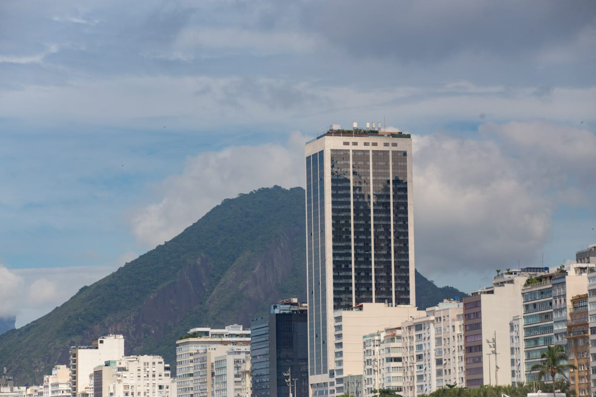 Sol apareceu entre nuvens e levou cariocas à praia na manhã desta quinta-feira (5) - Érica Martin/Agência O DIA