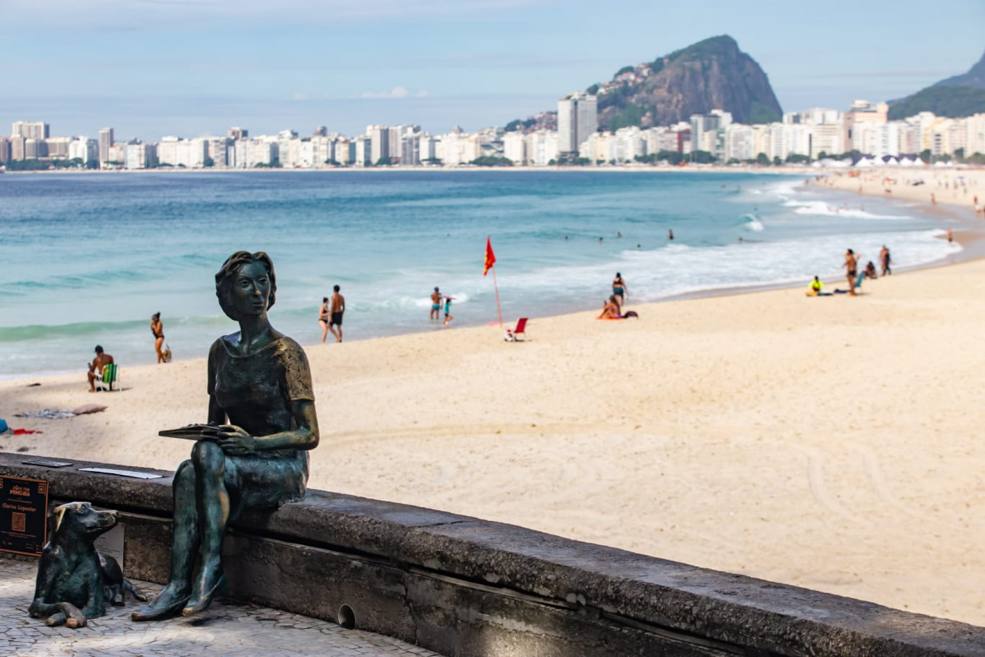 Sol apareceu entre nuvens e levou cariocas à praia na manhã desta quinta-feira (5) - Érica Martin/Agência O DIA