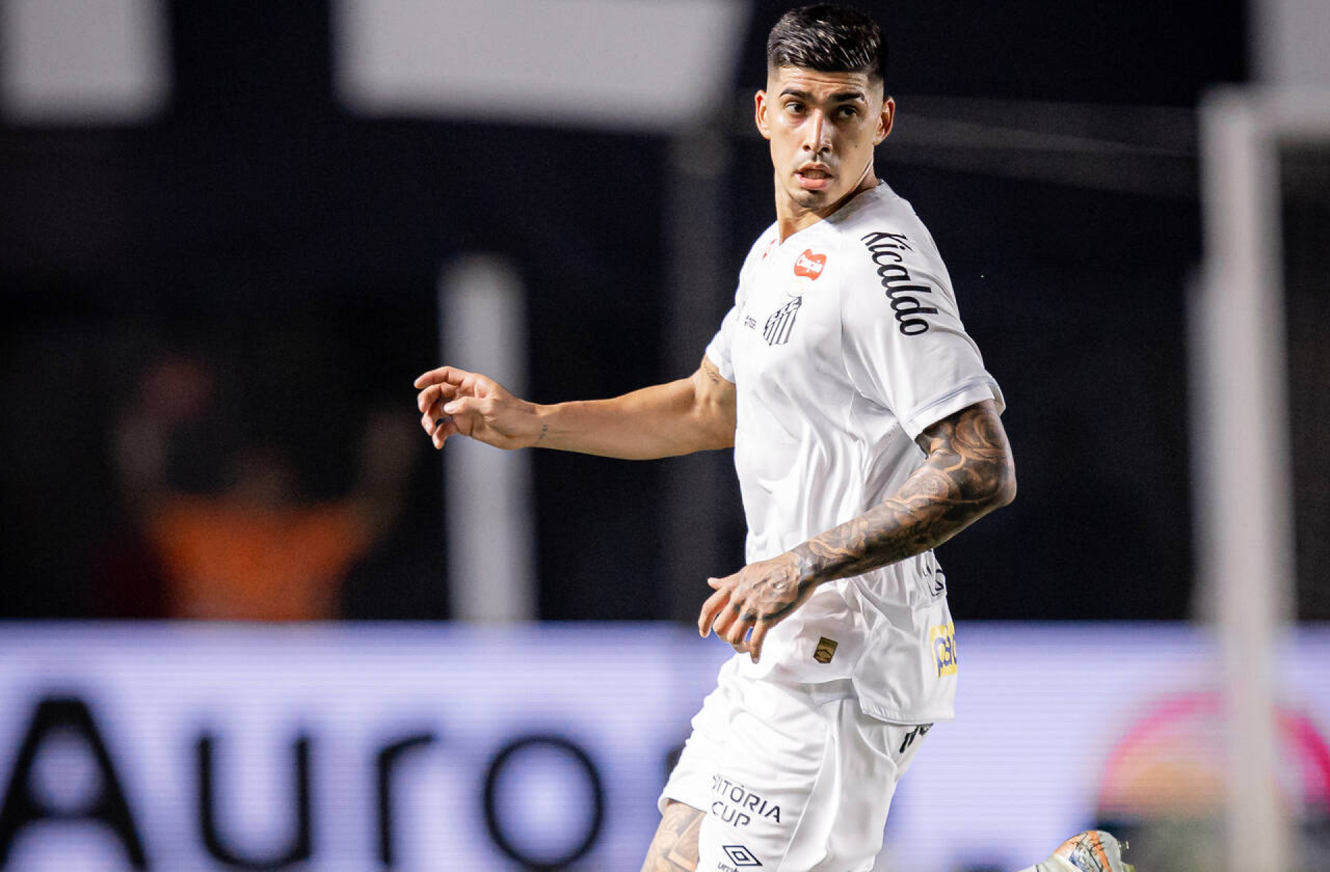 Adonis Fr&iacute;as sente dores na panturrilha e vira nova d&uacute;vida no Santos