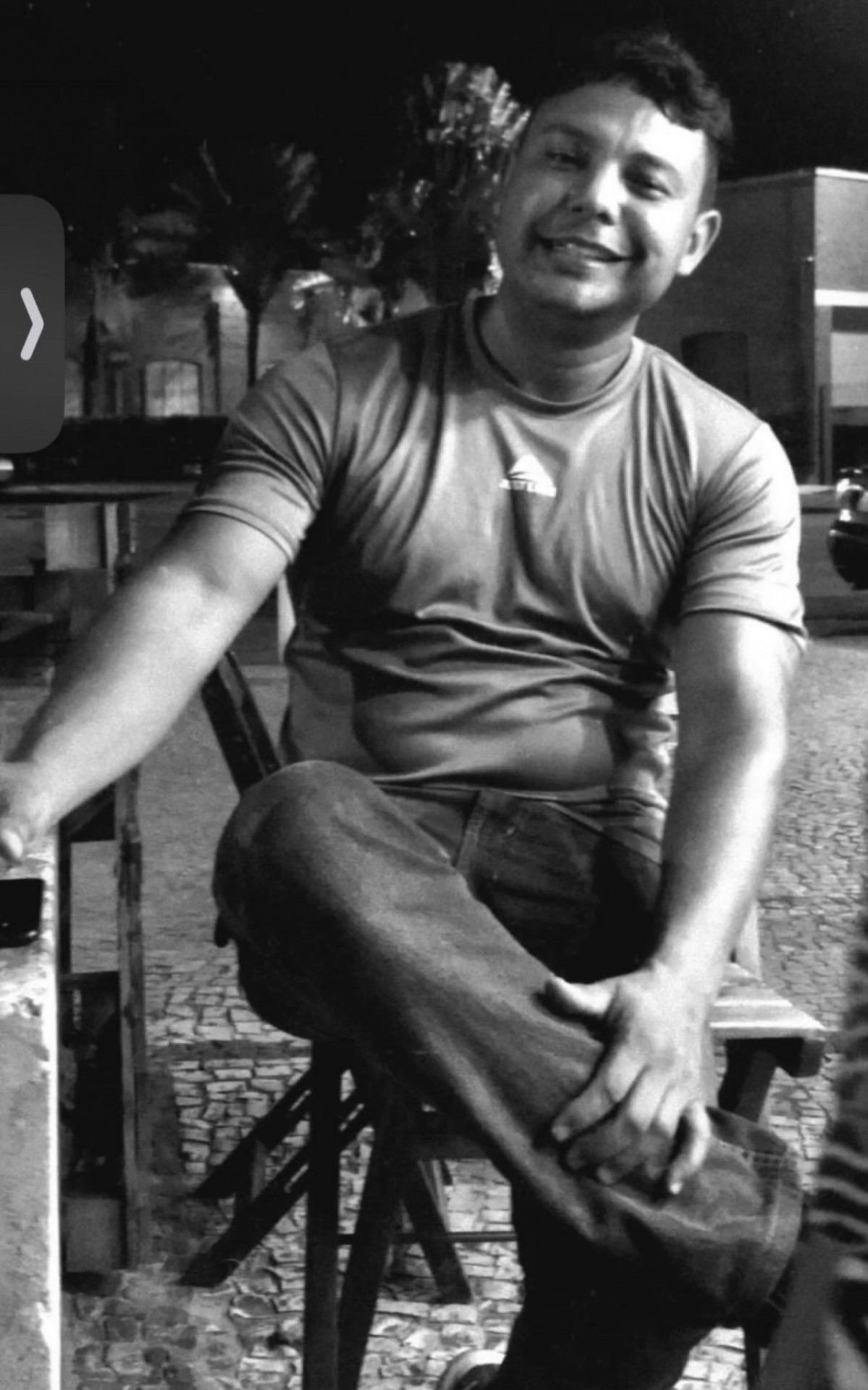 Leandro estava bebendo e conversando com a mulher quando foi baleado - Rede Social