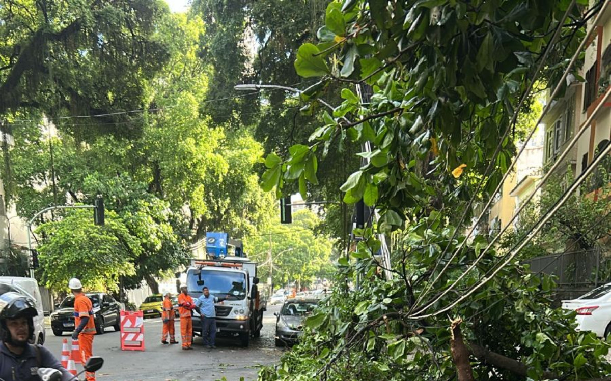 Rua Santa Clara, na altura da Rua Henrique Oswald, em Copacabana, ficou com faixa interditada