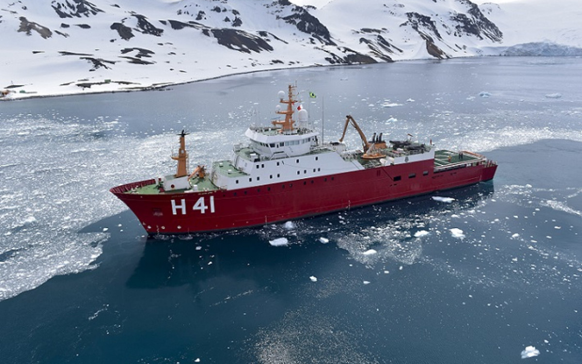 Navio Almirante Maximiano