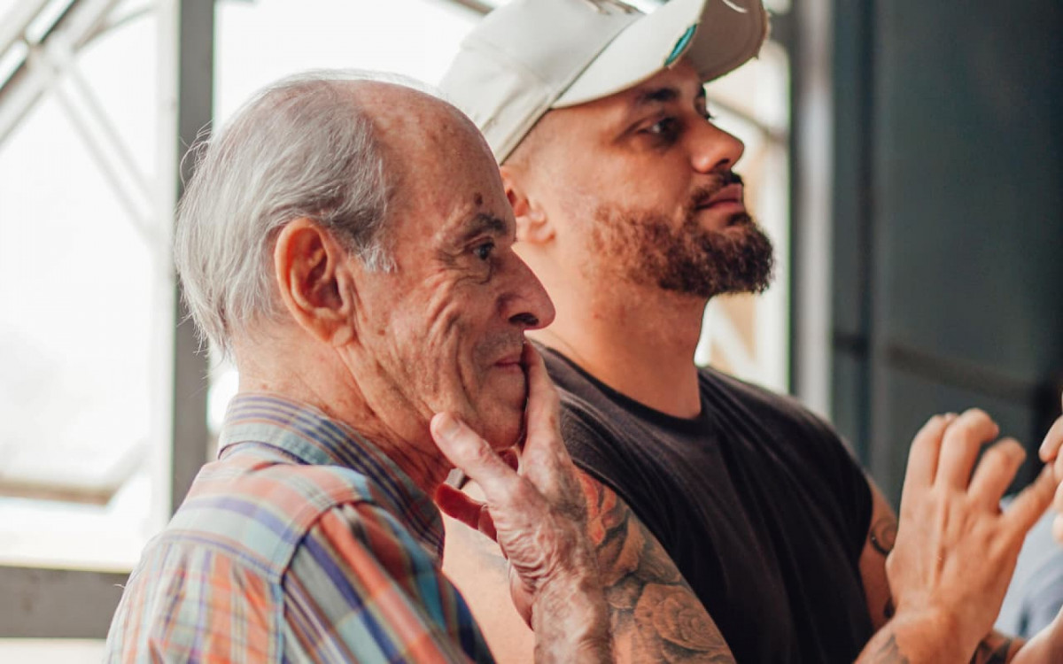 Carnavalesco Leandro Vieira e Ney Matogrosso durante visita ao barrac&atilde;o