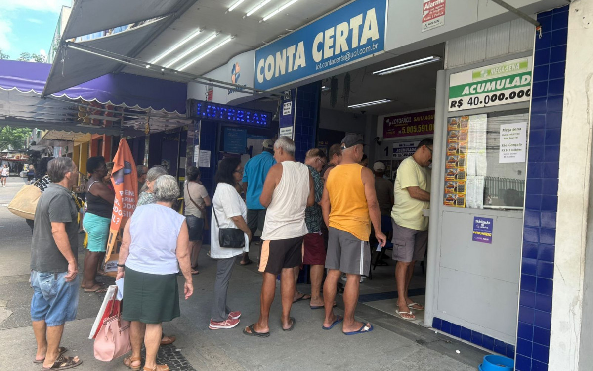 Loteria da Rua Doutor Alfredo Backer, no Alcântara, recebeu dezenas de apostadores nesta sexta - Ana Fernanda Freire/Agência O DIA
