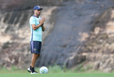 Martín Anselmi terá 'dor de cabeça' para escalar o Botafogo diante do Flamengo
